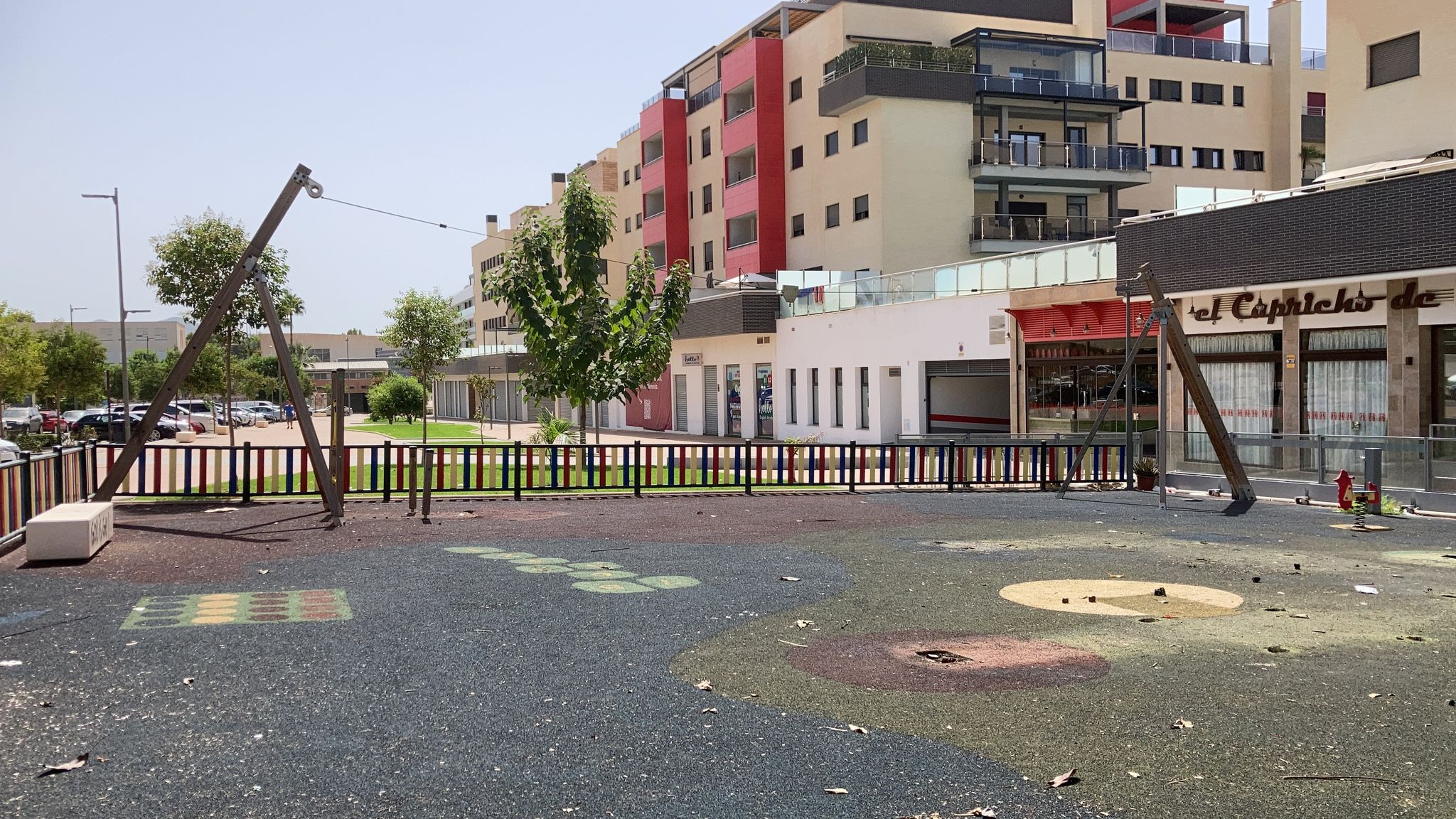 Mantenimiento retira el parque infantil de calle Ro Mundo para preservar la seguridad  de los ms pequeos 